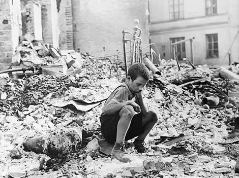Superviviente de un bombardeo en Varsovia