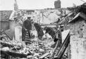 Daños causados tras el bombardeo de un zeppelin alemán. Ampliar imagen
