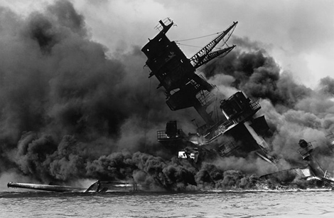 Acorazado arizona dañado tras el ataque japonés a Pearl Harbor