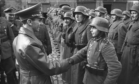 Goebbels pasando revista a las tropas