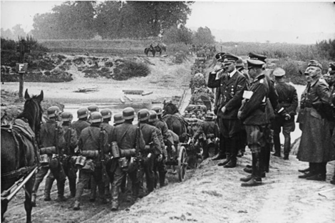 Hitler saluda a las tropas que se dirigen a la invasión de Polonia