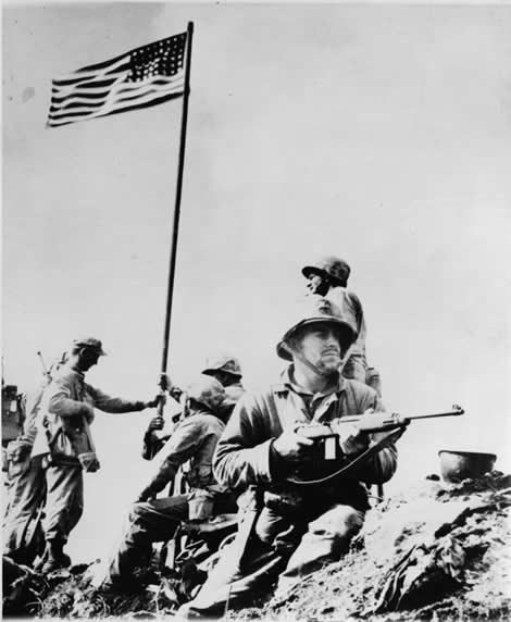 Soldados estadounidenses plantan su bandera en Iwo Jima