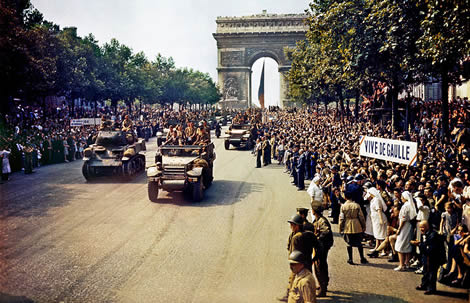La División Leclerc desfilando por las calles de París