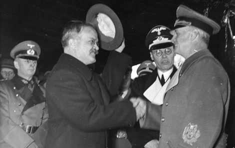 Molotov es recibido en Berlin por Ribbentrop