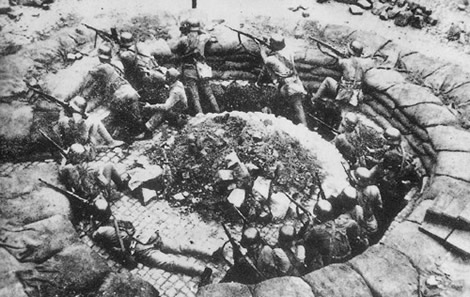 Soldados chinos combatiendo a los Japoneses en Shanghai. 1937