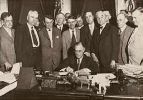 Roosevelt en la firma del proyecto estatal del Tennessee Valley. 1933. Ampliar imagen