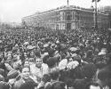 Manifestación de júbilo en Madrid tras la victoria electoral del Frente Popular en febrero de 1936. Este Frente estuvo constituído por las siguientes formaciones de izquierda: Izquierda Republicana, PSOE, PCE, POUM, ORGA, Partido Sindicalista, Unión Republicana y ERC. Ampliar imagen