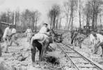 Prisioneros realizando trabajos forzados en el campo de concentración de Buchenwald. Ampliar imagen