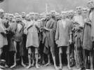 Prisioneros judíos polacos liberados de un campo de concentración. 7 de mayo de 1945. Ampliar imagen