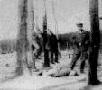 Oficial nazi contempla los cuerpos de unos prisioneros ejecutados en el campo de concentración de Buchenwald. Ampliar imagen