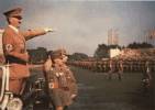 Hitler presidiendo una concentración militar. Ampliar imagen