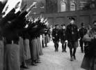 Oswald Mosley pasando revista a sus camisas negras femeninas. Ampliar imagen