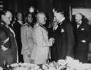 Benito Mussolini y el ministro británico Neville Chamberlain se estrechan la mano durante el Pacto de Munich. Septiembre de 1938. Ampliar imagen