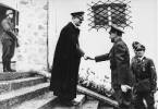 Ante Pavelic es recibido por A. Hitler en 1941. Pavelic fue dictador de Croacia durante la invasión nazi de Yugoslavia. Formó un estado títere que acometió una política de limpieza étnica durante la cual perdieron la vida miles de miembros de minorías raciales como gitanos o judíos. Ampliar imagen