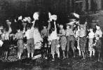 Miembros de las SA y estudiantes queman libros públicamente en Berlín. Mayo de 1933. Ampliar imagen