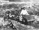 Prisioneros sometidos a trabajos forzados en un campo de concentración. 1932. Ampliar imagen