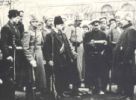 Guardias rojos inspeccionan documentos en Smolny. Octubre de 1917. Ampliar imagen