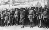 Kerensky, jefe del Gobierno Provisional junto a las tropas.  Ampliar imagen
